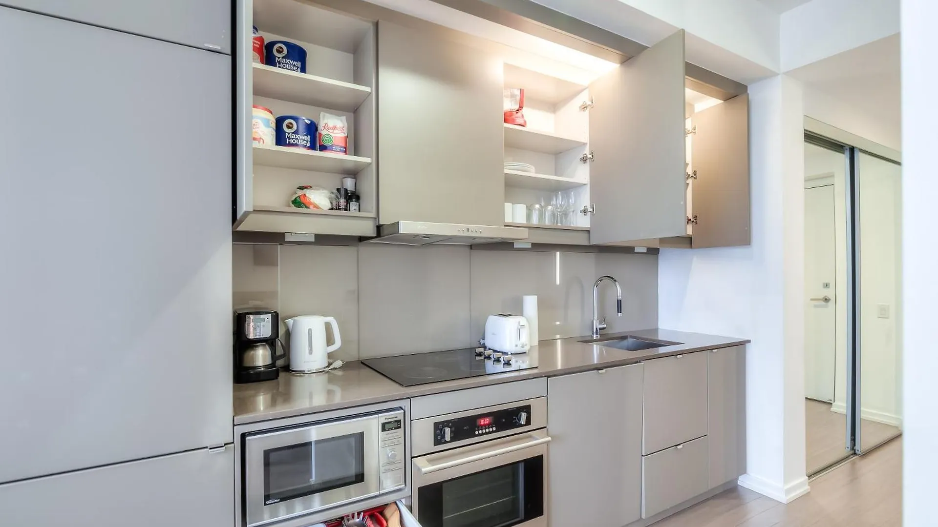 Atlas Suites Furnished Apartments- Iceboat Terrace Toronto Inn