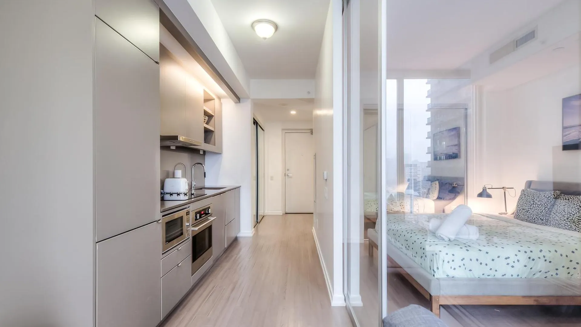 Inn Atlas Suites Furnished Apartments- Iceboat Terrace Toronto
