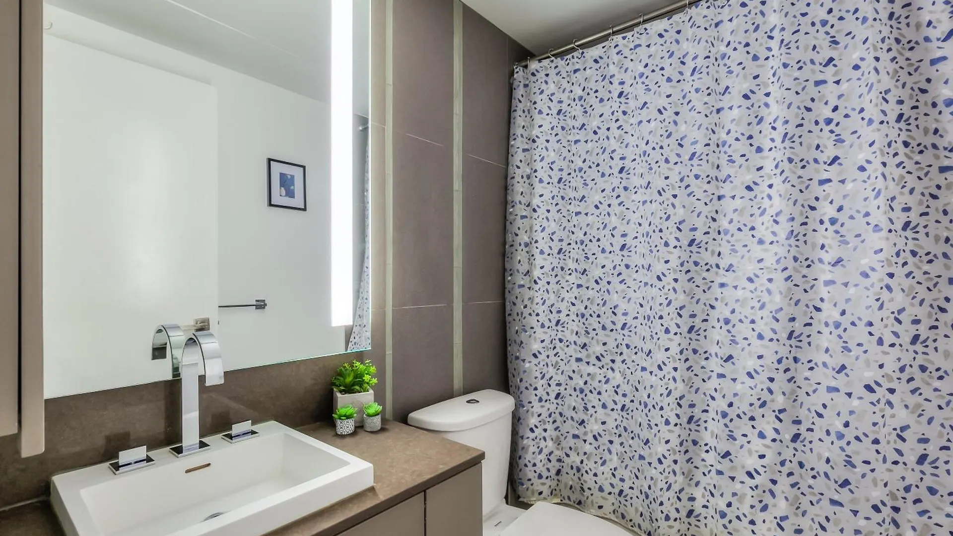 Atlas Suites Furnished Apartments- Iceboat Terrace Toronto Inn