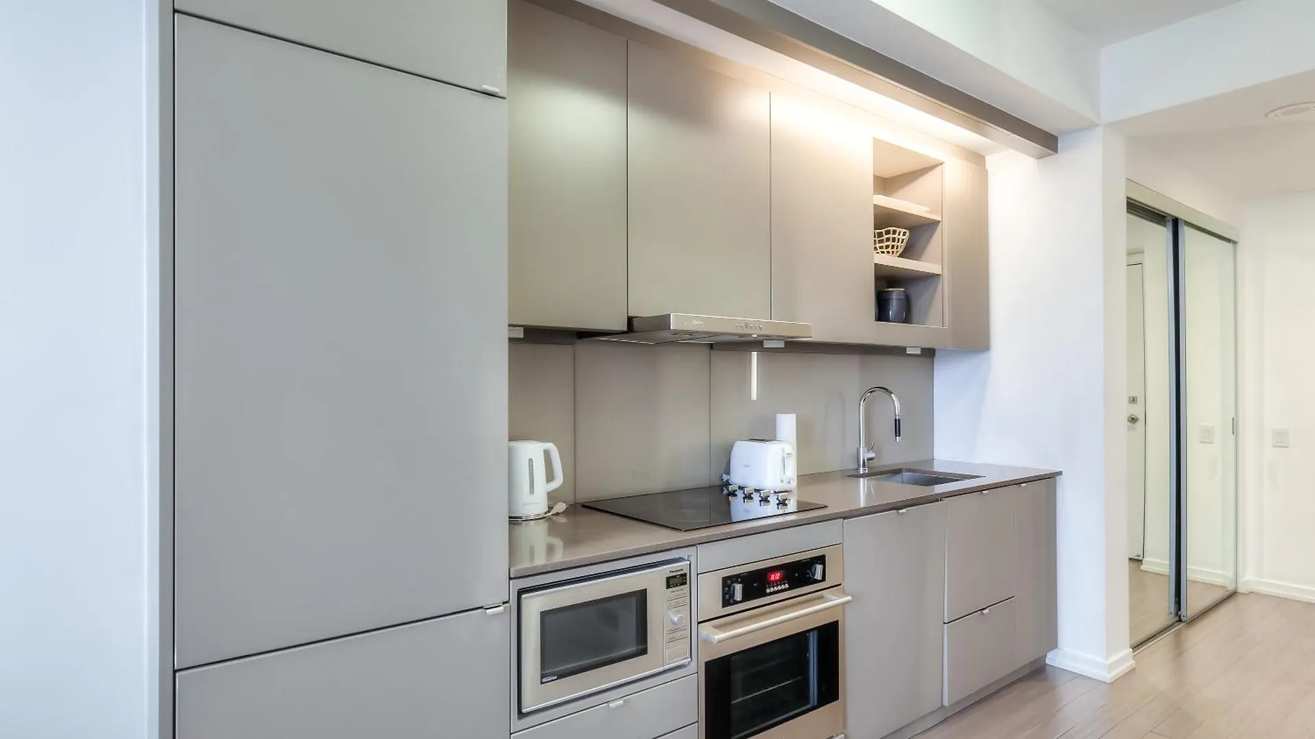 Atlas Suites Furnished Apartments- Iceboat Terrace Toronto Inn
