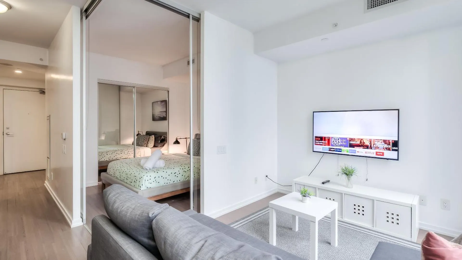 Inn Atlas Suites Furnished Apartments- Iceboat Terrace Toronto