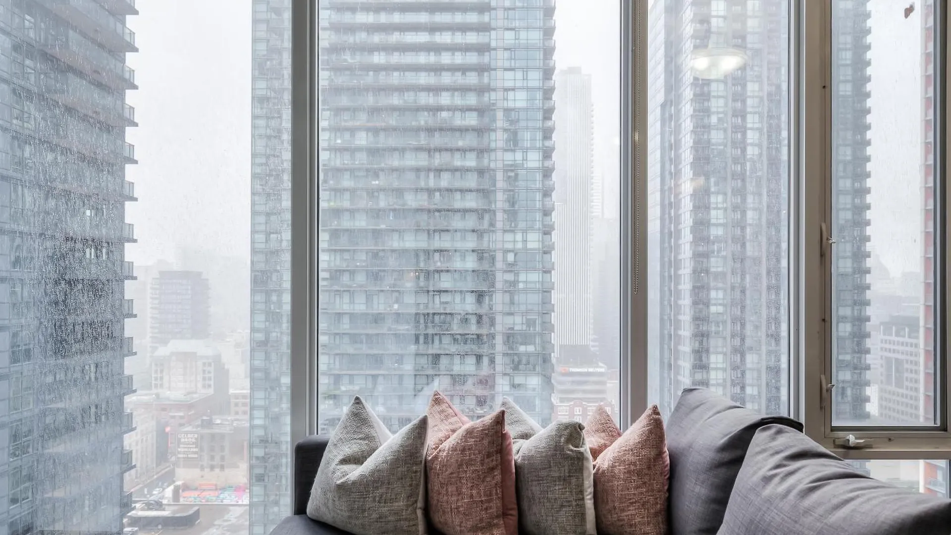 *** Inn Atlas Suites Furnished Apartments- Iceboat Terrace Toronto Canada