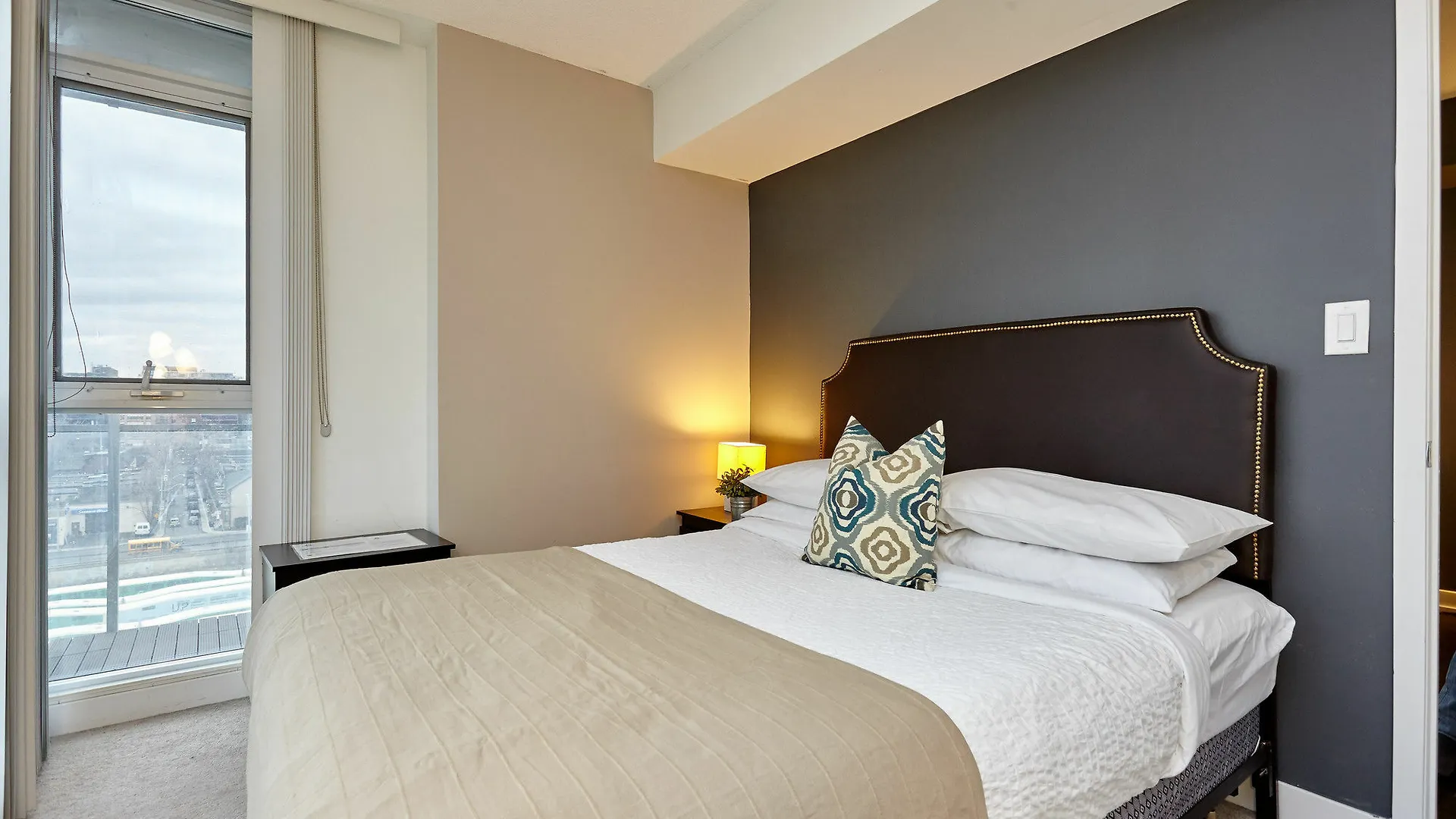 Atlas Suites Furnished Apartments- Iceboat Terrace Toronto Inn