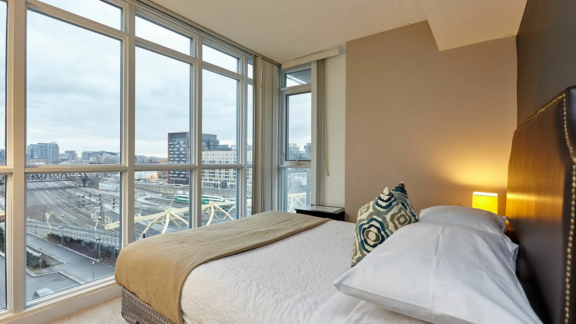 Inn Atlas Suites Furnished Apartments- Iceboat Terrace Toronto