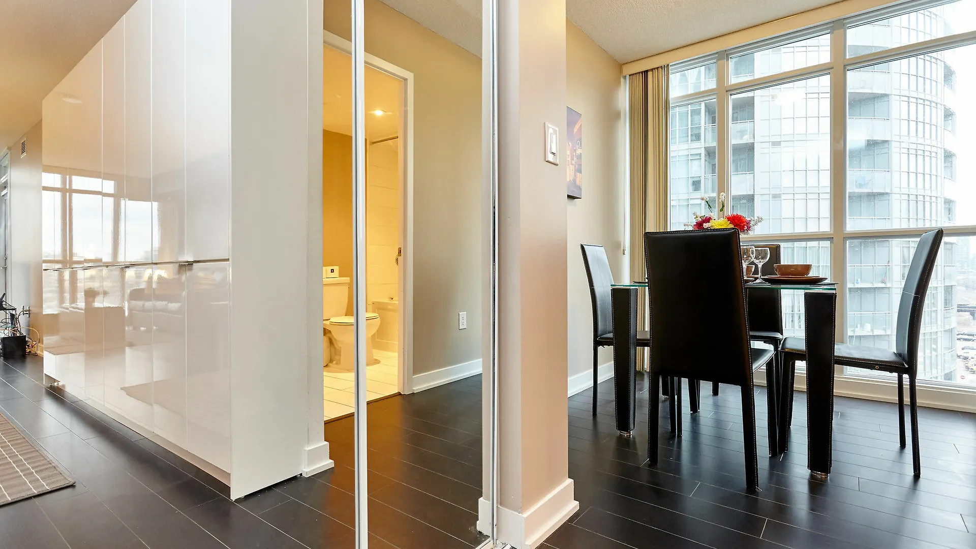 Atlas Suites Furnished Apartments- Iceboat Terrace Toronto Inn