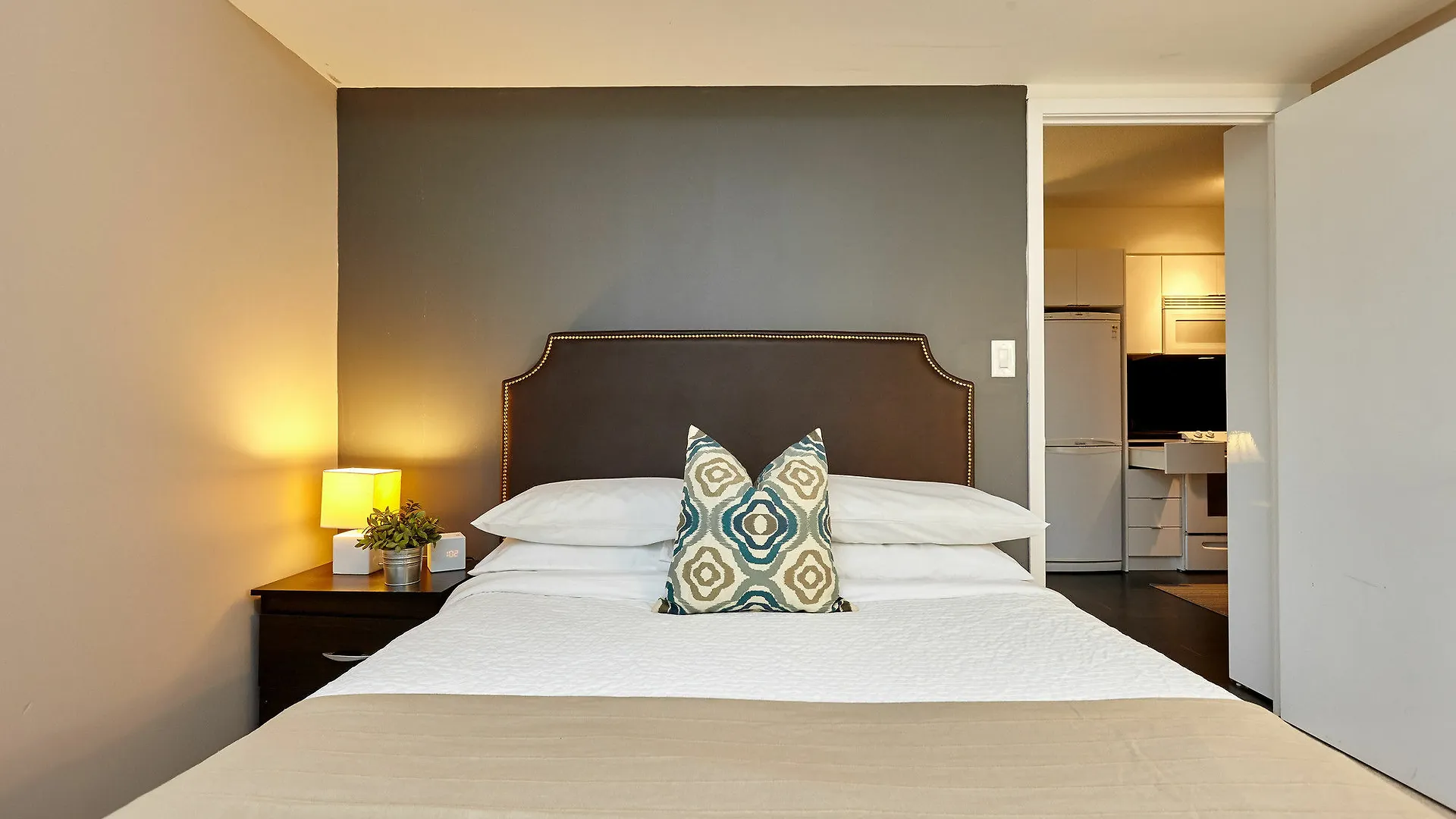 Inn Atlas Suites Furnished Apartments- Iceboat Terrace Toronto