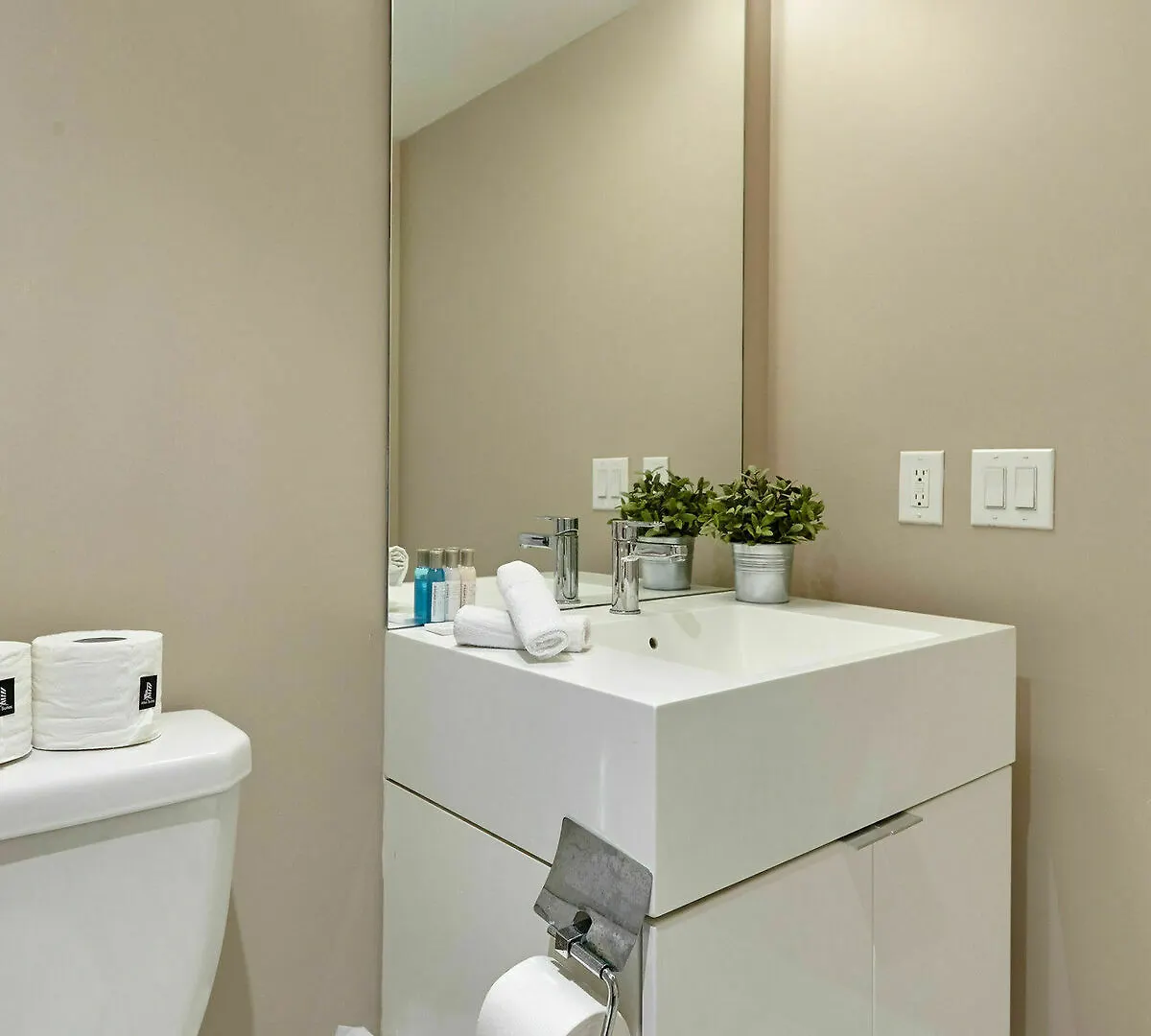 Inn Atlas Suites Furnished Apartments- Iceboat Terrace Toronto