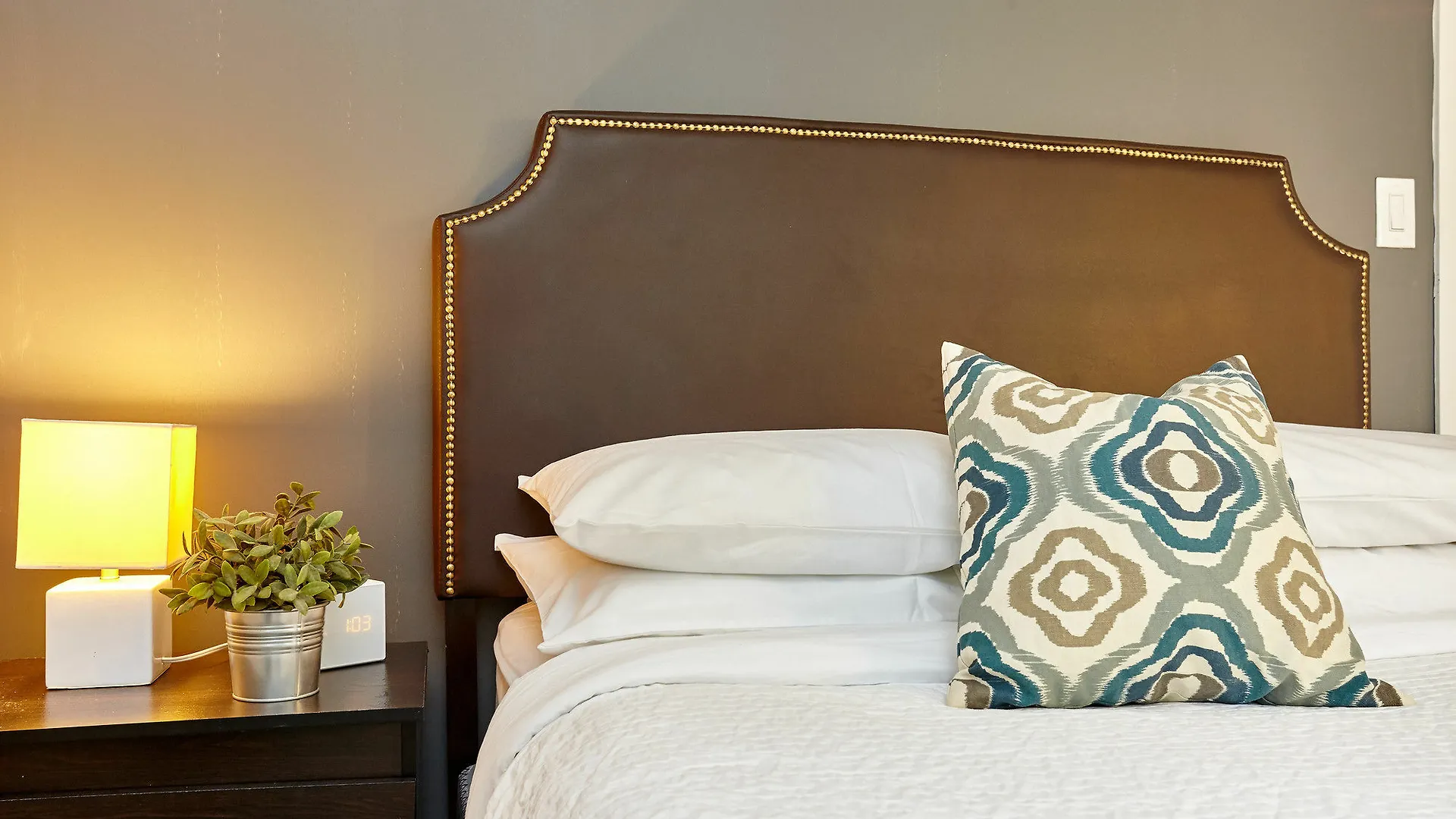 Inn Atlas Suites Furnished Apartments- Iceboat Terrace Toronto